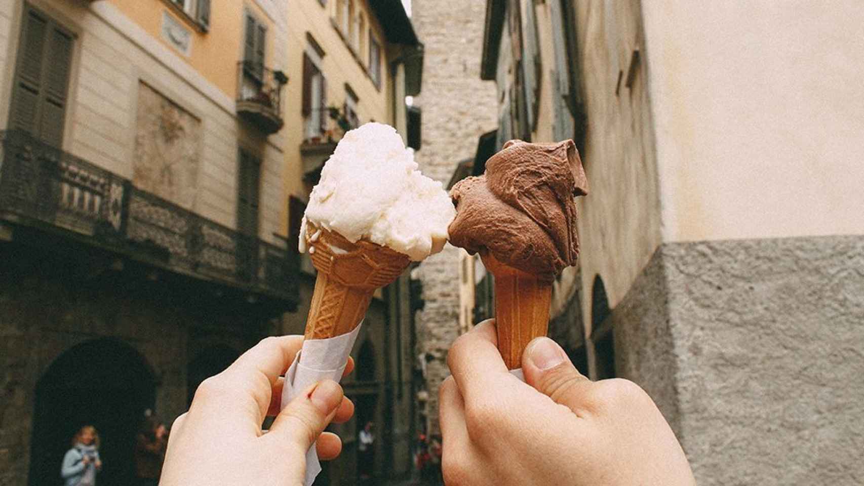 Dos personas sujetando un helado.