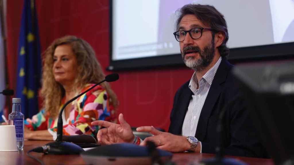 Alberto Varela, presidente de la Fegamp, junto a la presidenta de la Diputación de Pontevedra, Carmela Silva.