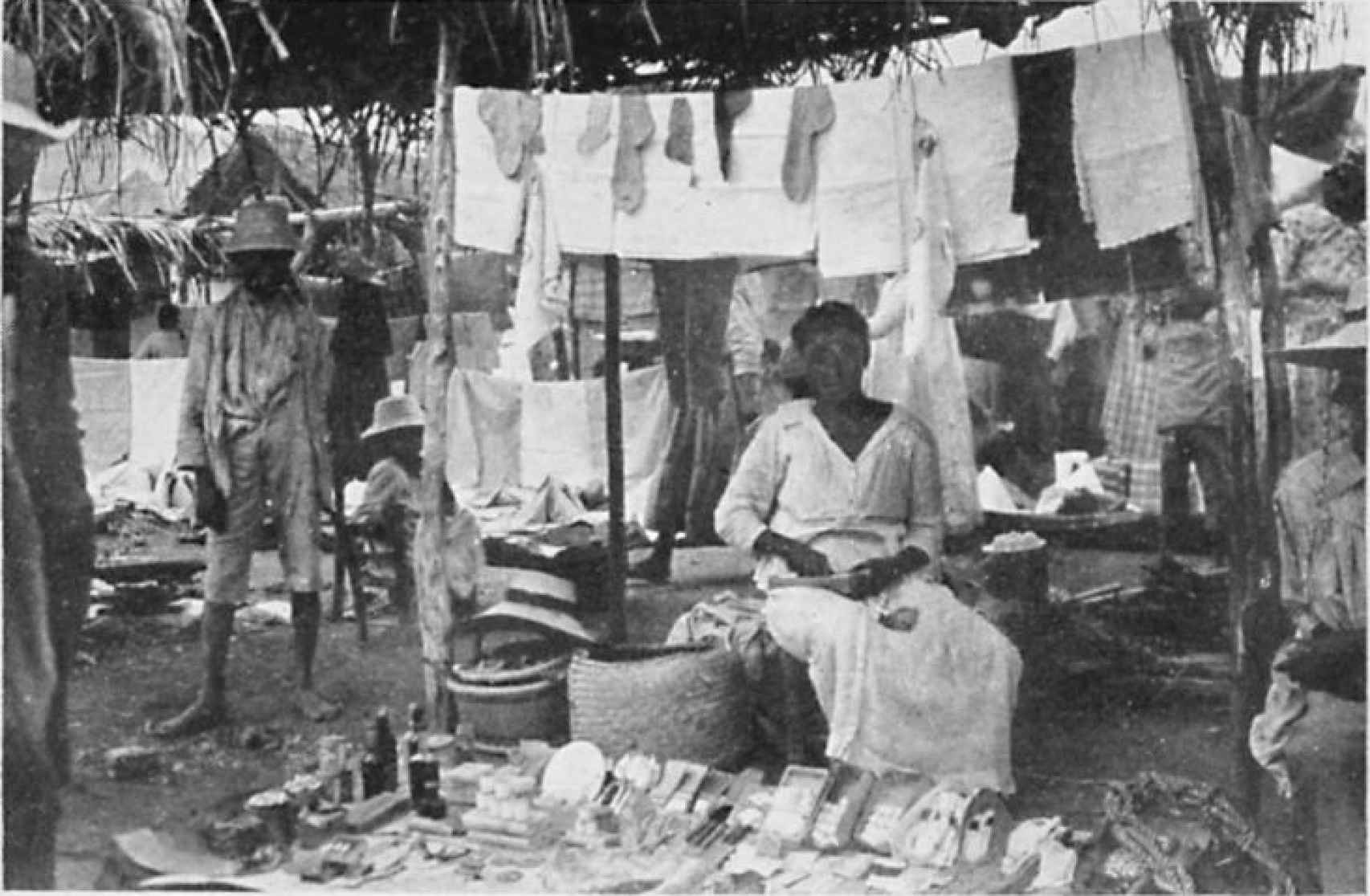 Vendedora en un mercado de Haití, en una foto publicada en 1920.