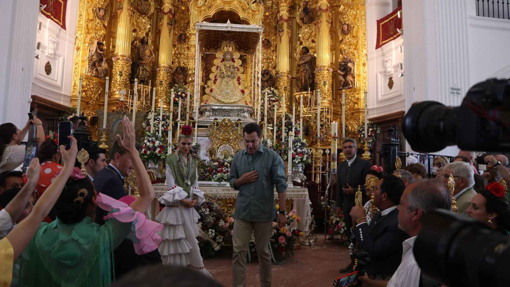 El presidente de la Junta, Juanma Moreno, visita la ermita de la Virgen del Rocío junto a la Hermandad Matriz de Almonte.