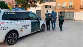 El detenido es un hombre de 24 años y nacionalidad española, acusado por varios robos con violencia en diferentes localidades valencianas.