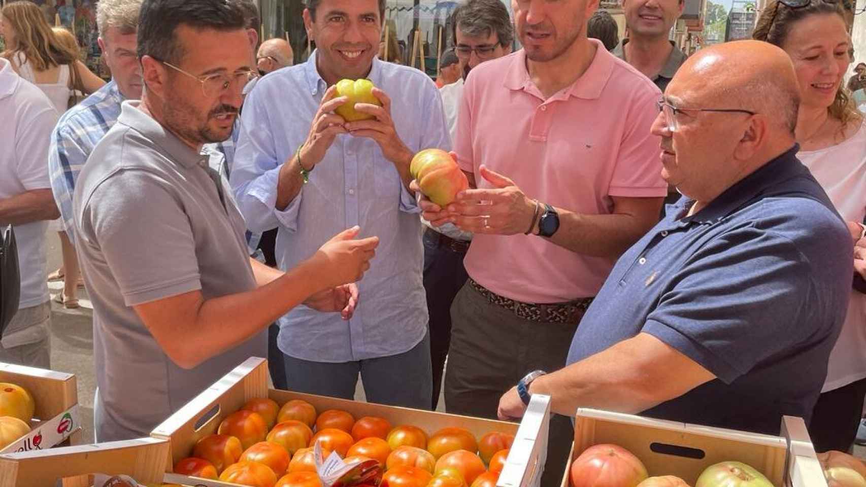El presidente del PPCV, Carlos Mazón, durante la visita a la Feria del Tomate de El Perelló.