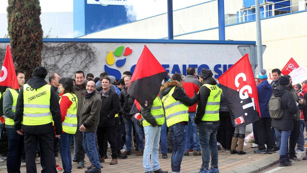 Foto: Archivo. Concentración de CCOO y CGT en la entrada de la fábrica de Cerealto Siro en Venta de Baños (Palencia)