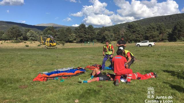 Protección Civil auxilia a un ciclista herido tras sufrir una caída en Navas de Riofrío