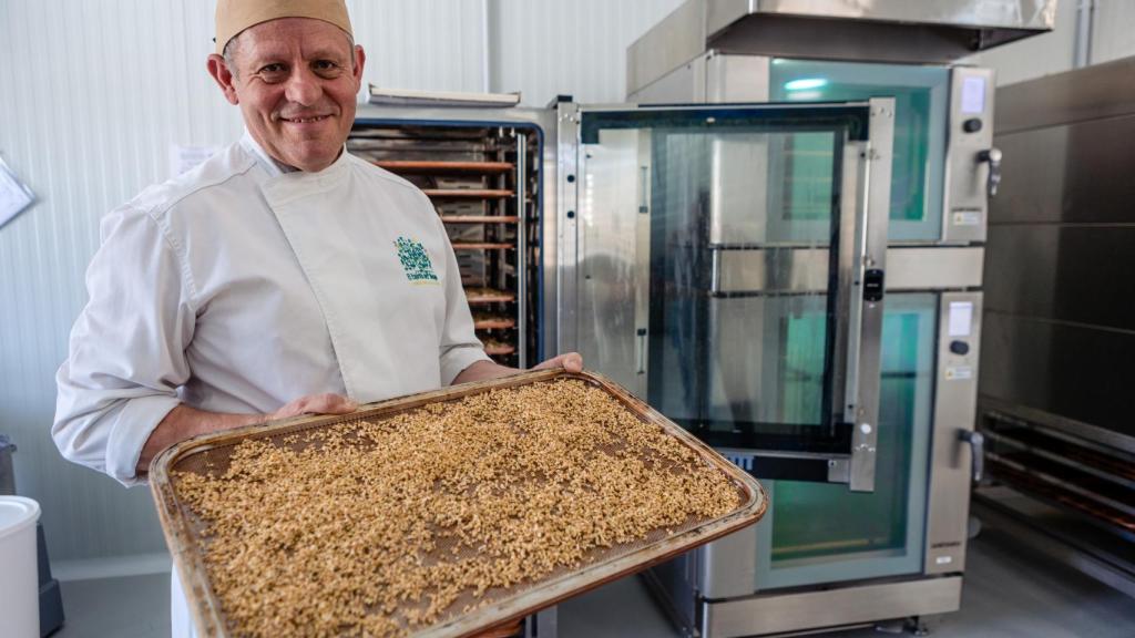 Obrador de la panadería artesana sin gluten 'Massa Mater' en Agreda (Soria). En la imagen Juan Carlos Menéndez, experto en elaboración de productos sin gluten