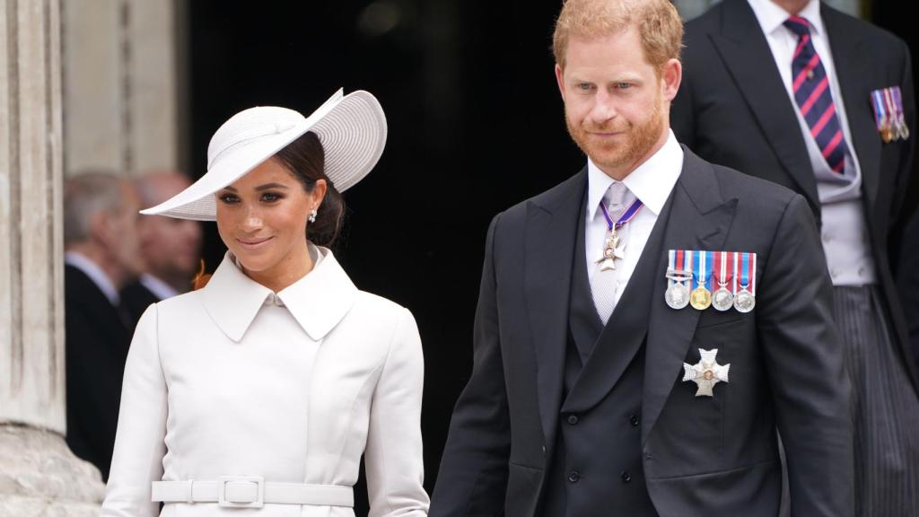 Los duques de Sussex, felices a su llegada a la catedral. Gtres.