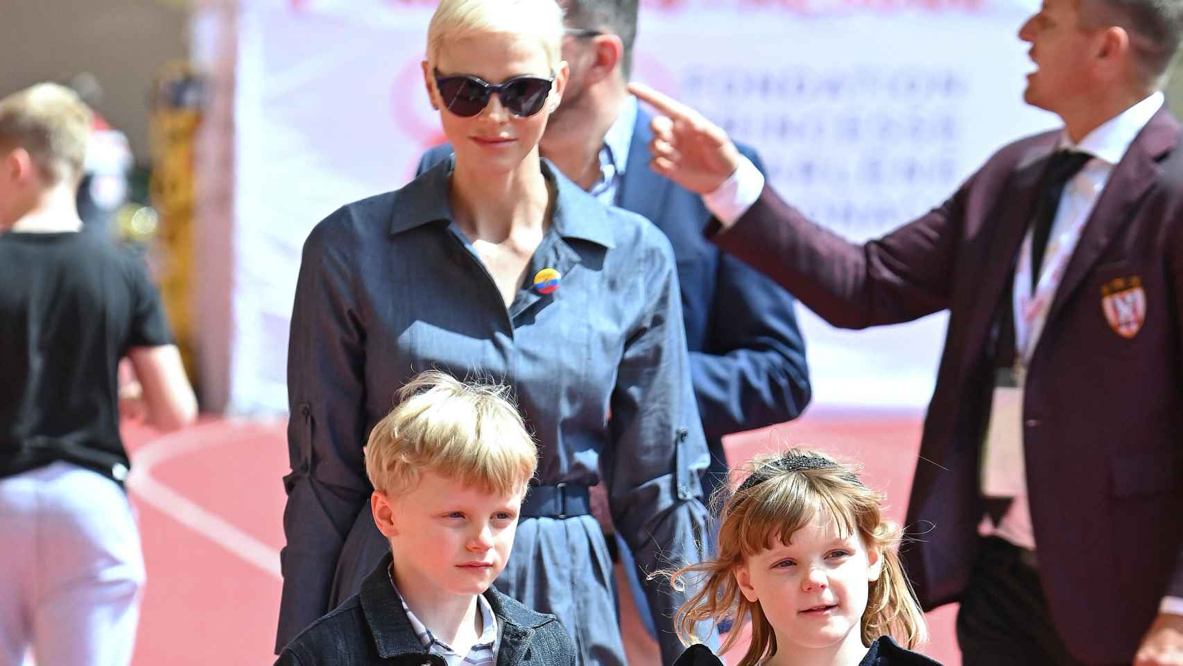 La princesa Charlène junto a sus dos hijos en una imagen tomada en el Sainte Devote Rugby Tournament.