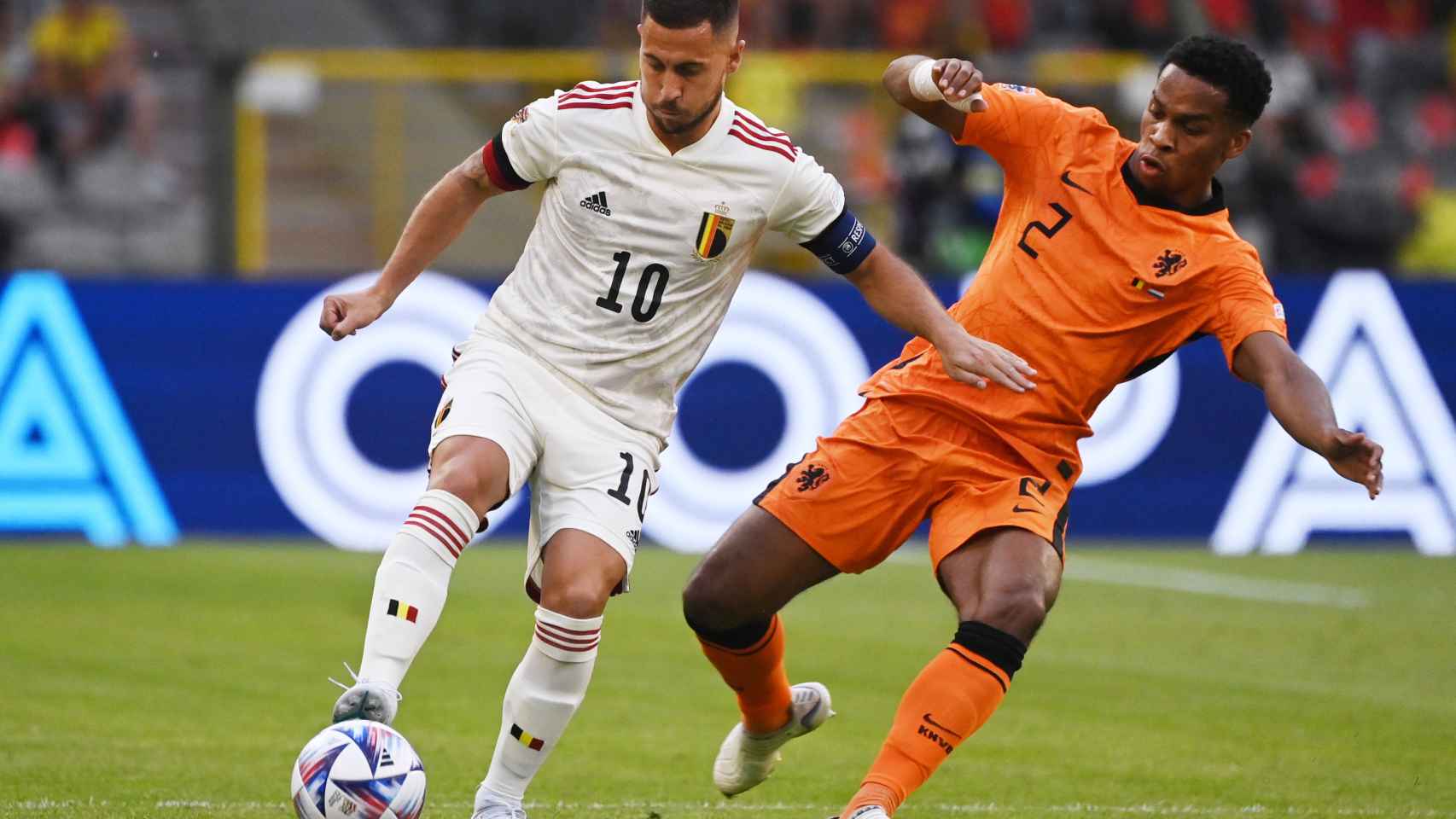 Eden Hazard y Jurrien Timber, durante el Bélgica - Países Bajos de la UEFA Nations League