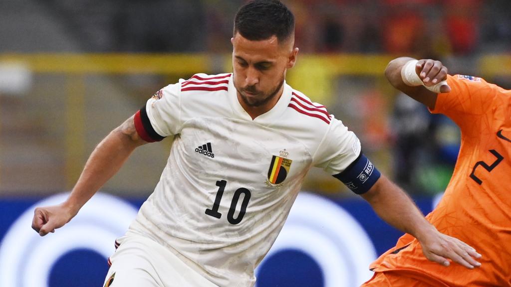 Eden Hazard y Jurrien Timber, durante el Bélgica - Países Bajos de la UEFA Nations League