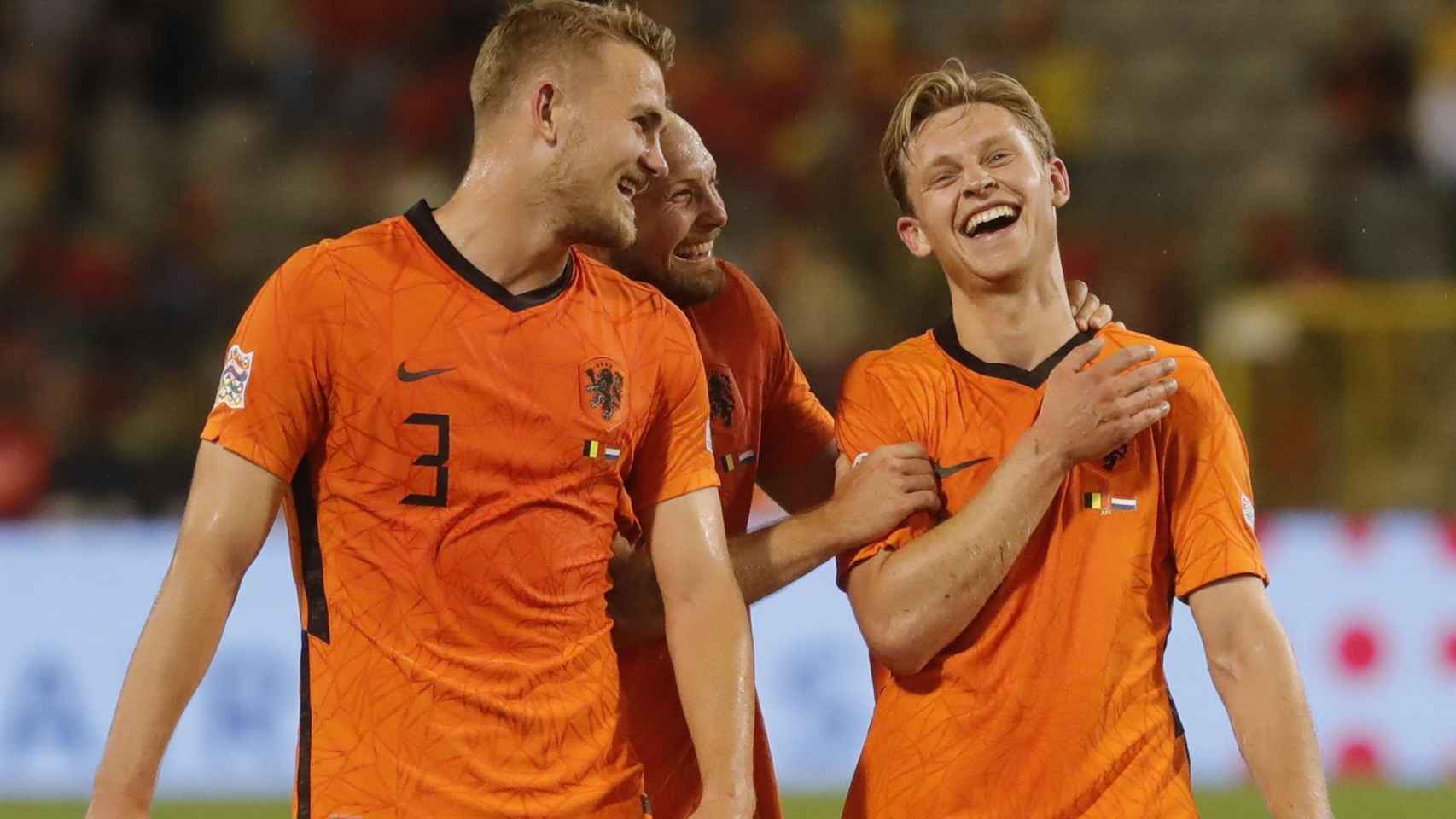 Matthijs de Ligt, Daley Blind y Frenkie de Jong, celebrando la victoria de la selección de Países Bajos