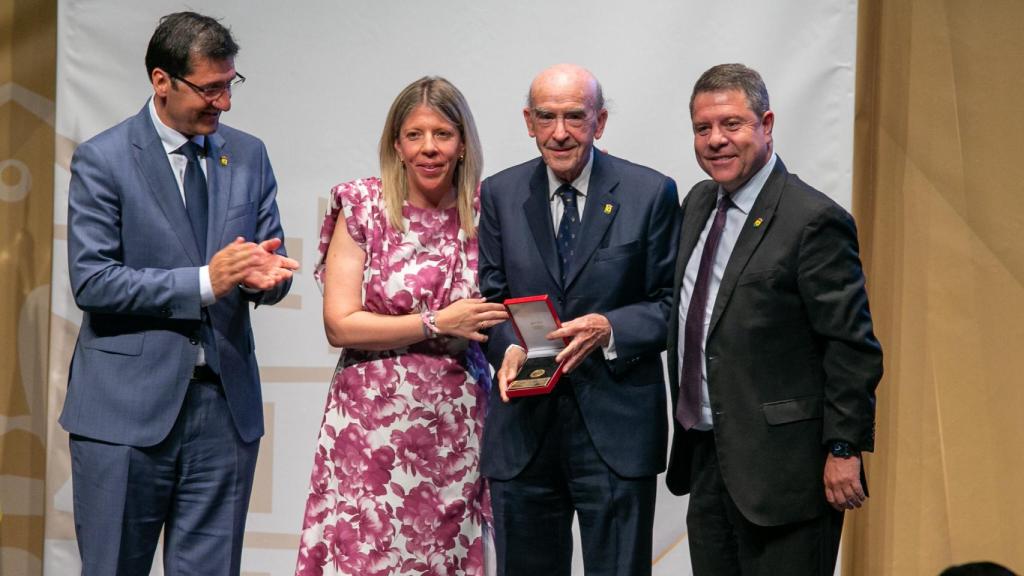 Tomelloso entrega la Medalla de Oro a Rafael Torres.