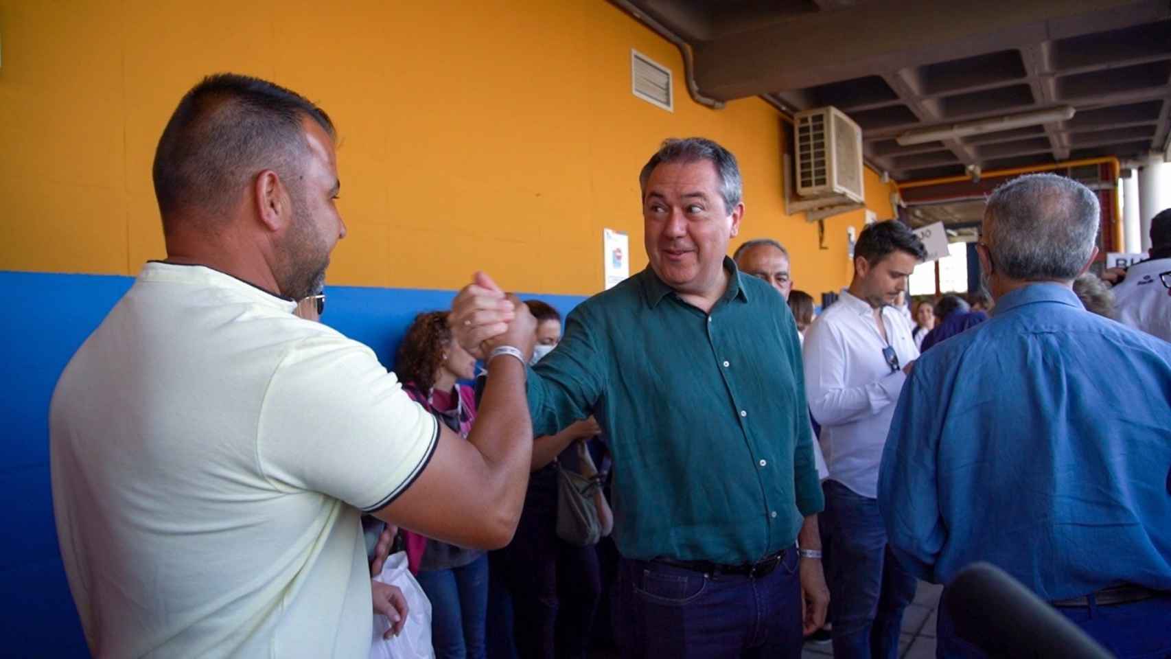 El candidato del PSOE a la Junta, Juan Espadas, en un centro deportivo en Sevilla.