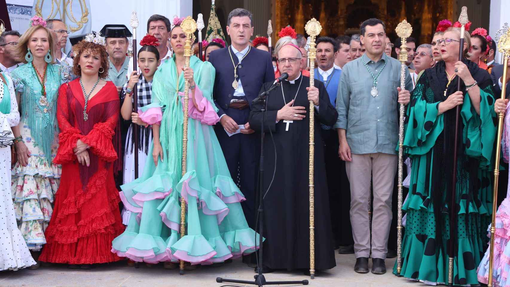 El presidente de la Junta, Juanma Moreno, en la puerta de la ermita de la Virgen del Rocío.