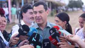 El presidente de la Junta de Andalucía, Juanma Moreno, en una atención a medios en el marco de su visita a las hermandades de la Romería del Rocío 2022.