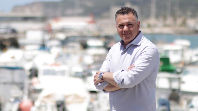 Juan Antonio Delgado (Podemos), guardia civil, diputado y cabeza de lista de Por Andalucía en Cádiz, posa en Barbate.