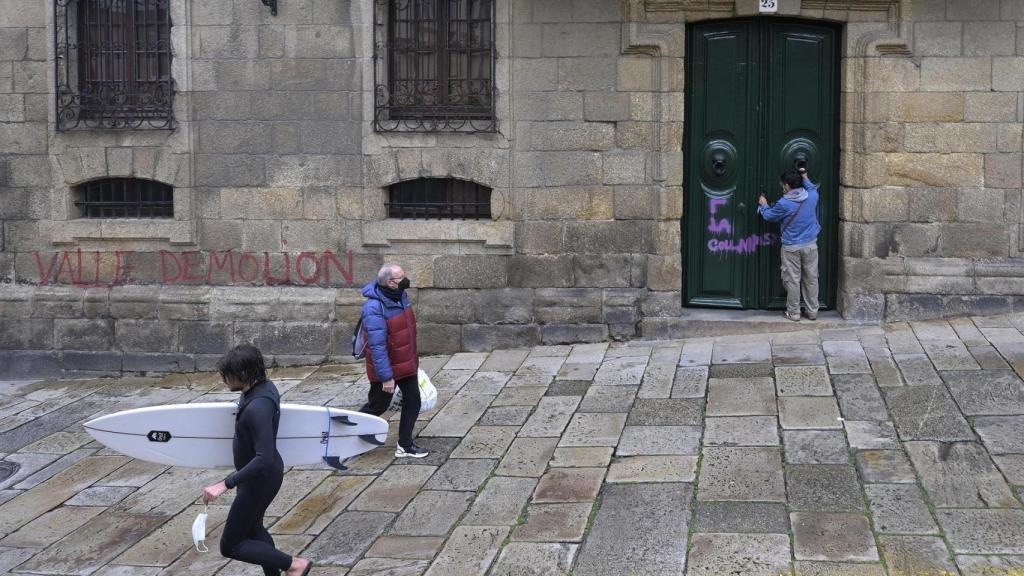 El cuidador de la Casa Cornide y testigo de los Franco en el juicio por su ocupación por nueve activistas en 2017, cierra la puerta del inmueble, en A Coruña.