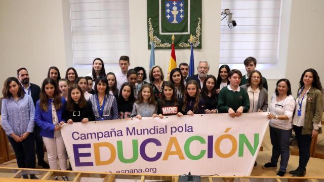 Escolares gallegos piden en el Parlamento compromiso político para defender la educación