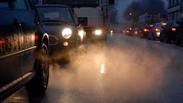 Imagen de la contaminación emitida por los vehículos en un caso urbano.