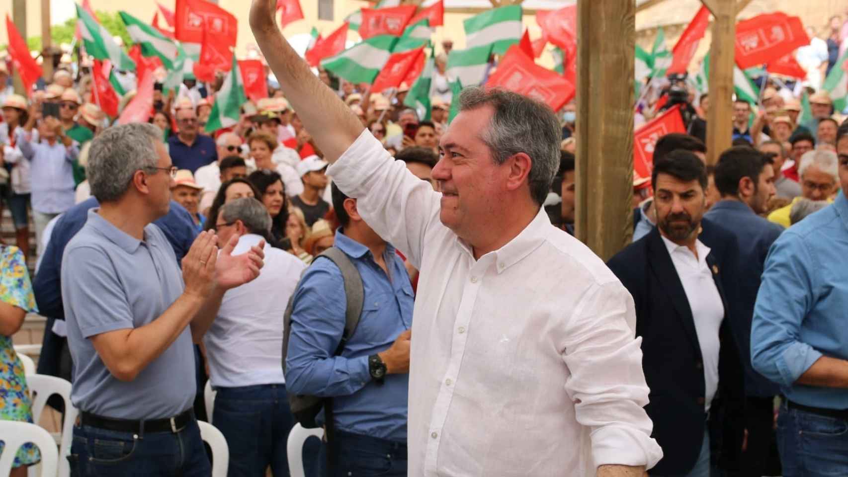 El candidato socialista a la Presidencia de Andalucía saluda en el mitin de este domingo.