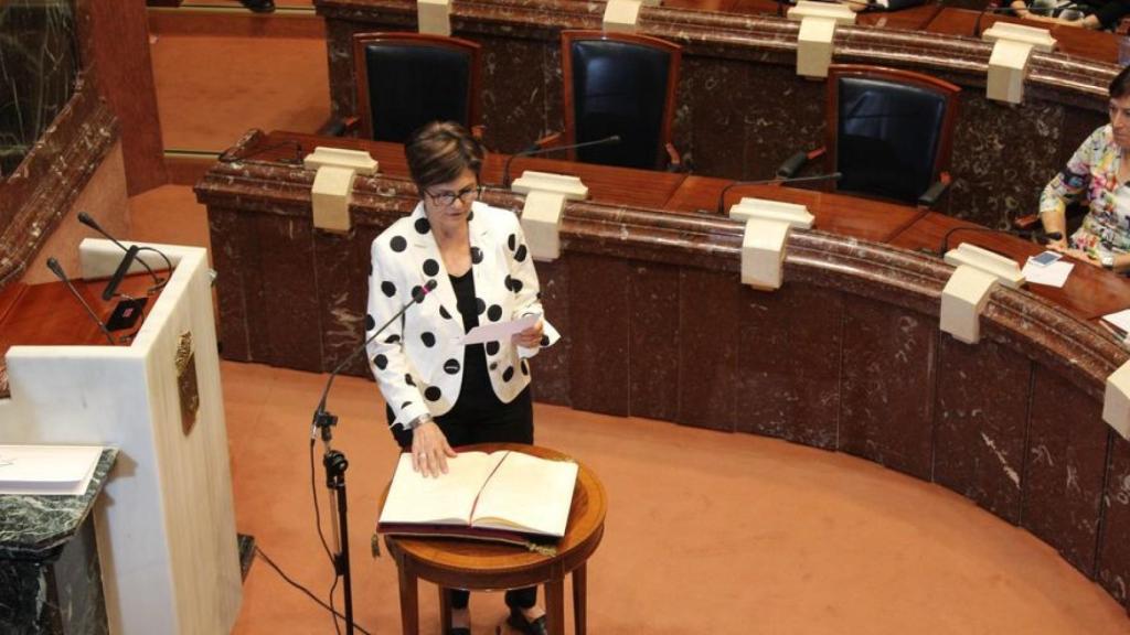 Rosa Peñalver, el 15 de junio de 2015, prometiendo su cargo, tras girar la Constitución para no tomar posesión de la presidencia de la Asamblea Regional de espaldas a los diputados y al público.