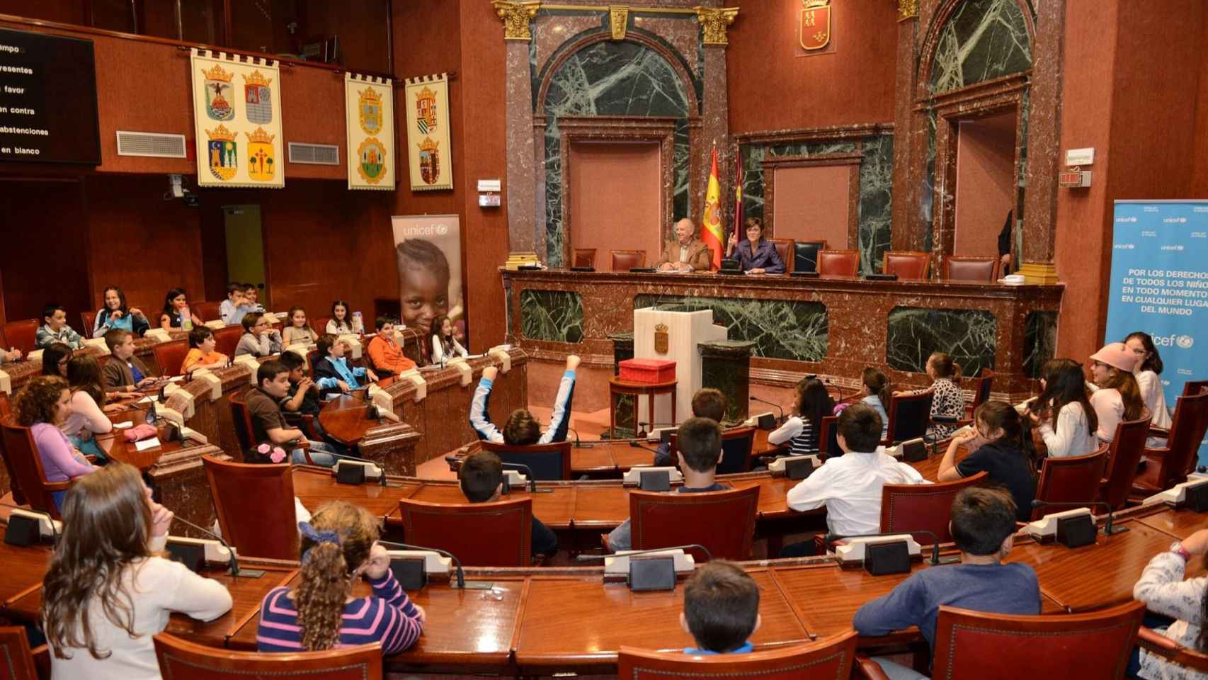 Un grupo de escolares en el salón de plenos de la Asamblea Regional durante el mandato de la socialista Rosa Peñalver.