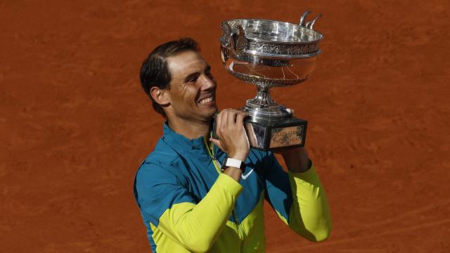 Rafa Nadal levanta la copa de los mosqueteros.