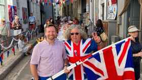 Celebración con la Union Jack, la bandera británica, en una calle de Gibraltar, durante el Jubileo de Platino de Isabel II.