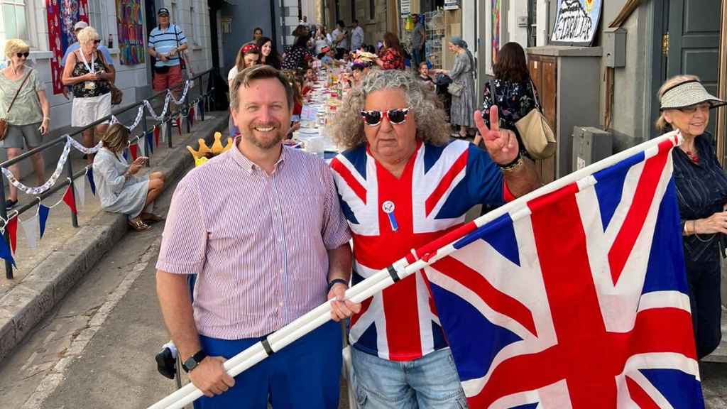 Celebración con la Union Jack, la bandera británica, en una calle de Gibraltar, durante el Jubileo de Platino de Isabel II.