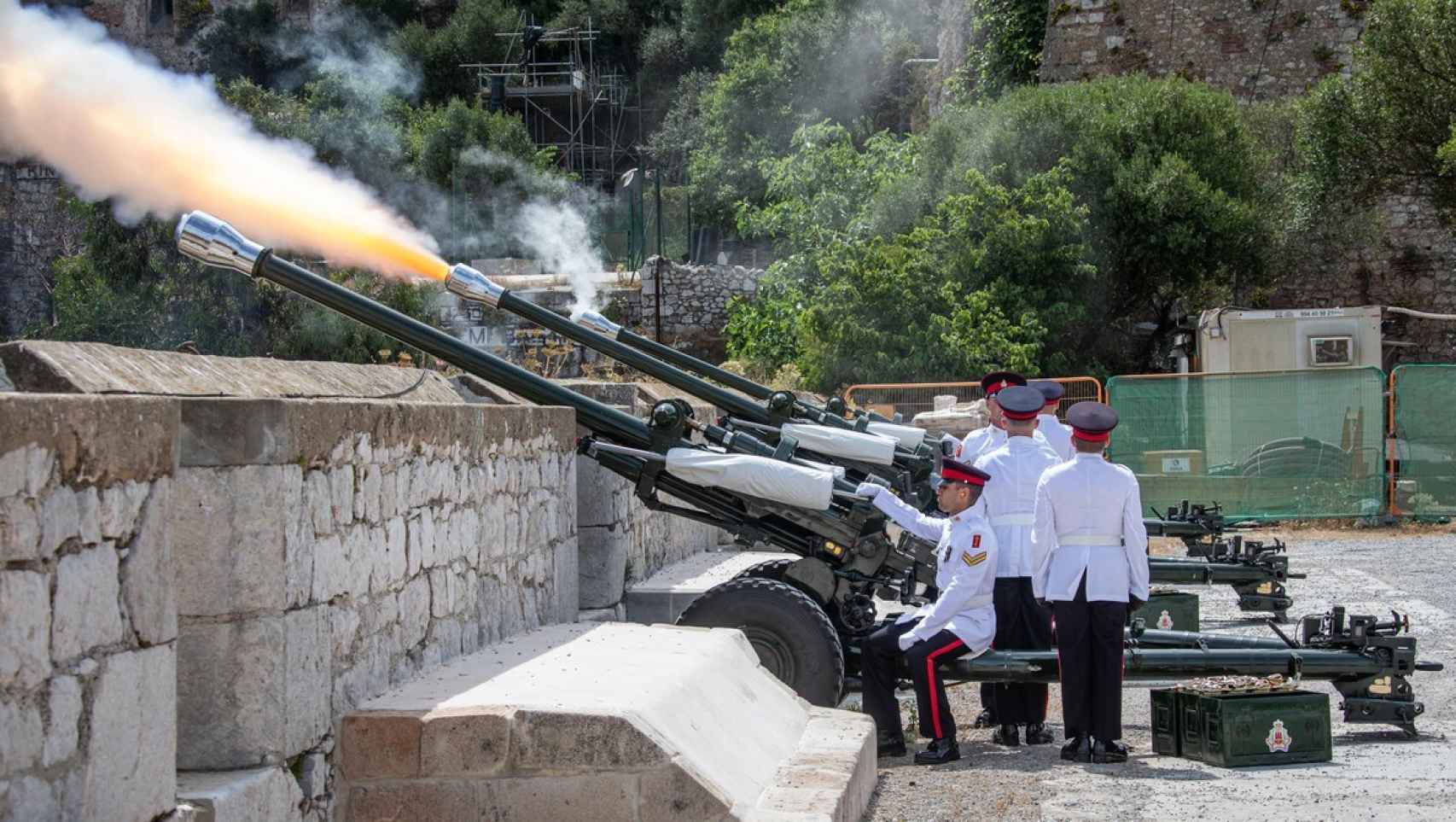 Miembros del Real Regimiento de Gibraltar disparan cañonazos de salva en honor de la reina Isabel II.
