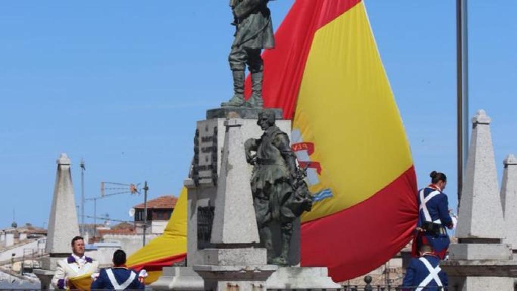 Momento del izado de la bandera.