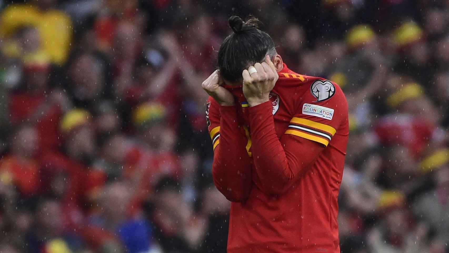 Gareth Bale se tapa sus lágrimas.