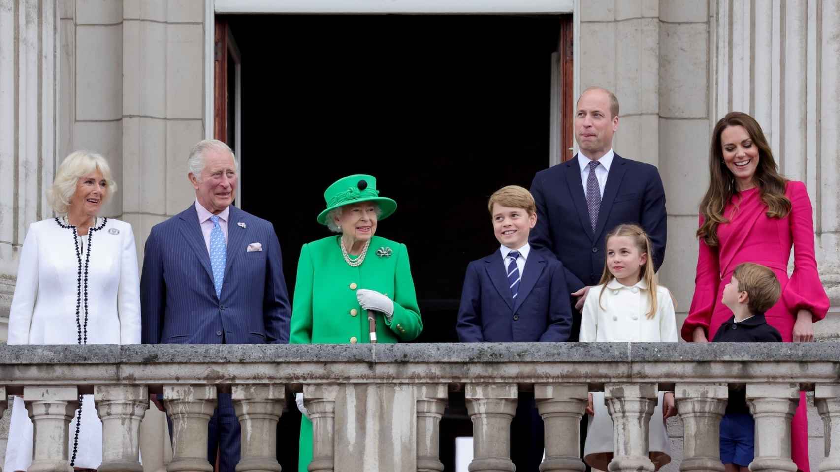 La reina saluda con su familia desde el balcón de Buckingham el 5 de junio, en la celebración de sus 70 años de reinado.