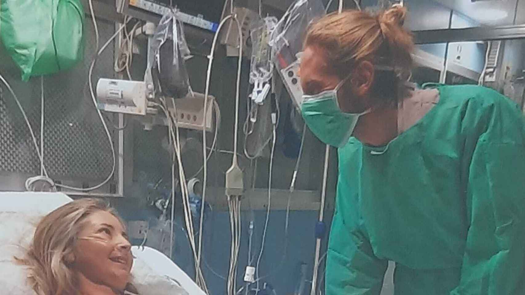 Una imagen de Manuela en el hospital junto a su hijo.
