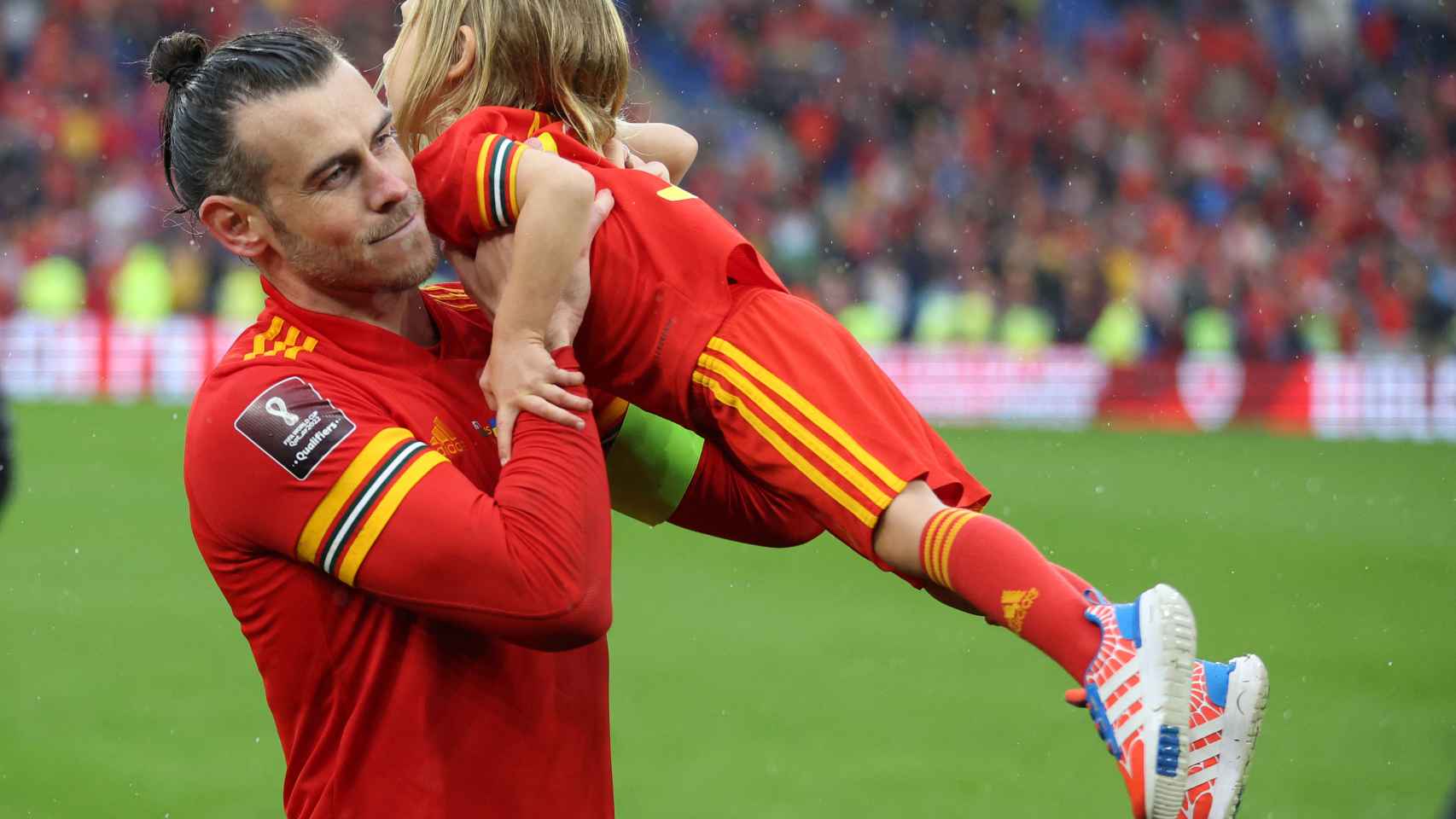 Gareth Bale celebra con su familia la clasificación.