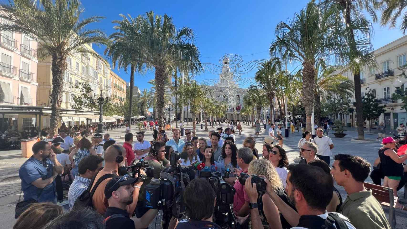 Arrimadas, atendiendo a los medios en la Plaza de San Juan de Dios, en Cádiz.