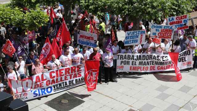Vecinos de Venta de Baños y partidos políticos en la manifestación contra el cierre de Siro