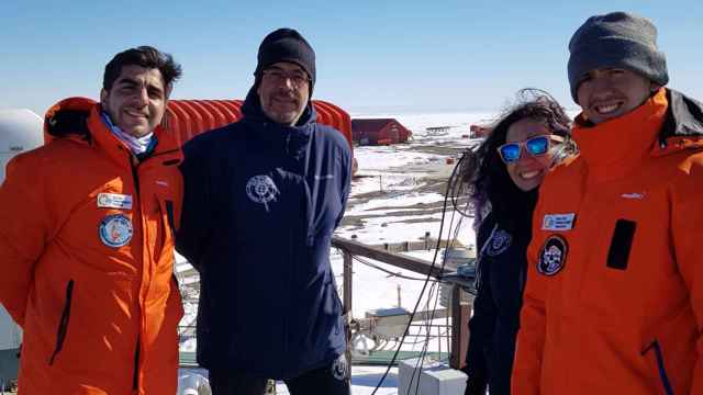 Los investigadores del Grupo de Óptica Atmosférica (GOA), Patricia Martín y Abel Calle, en la base de Marambio.