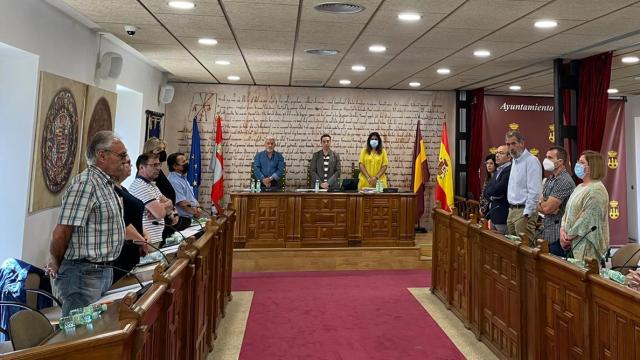 Minuto de silencio en el pleno de Benavente