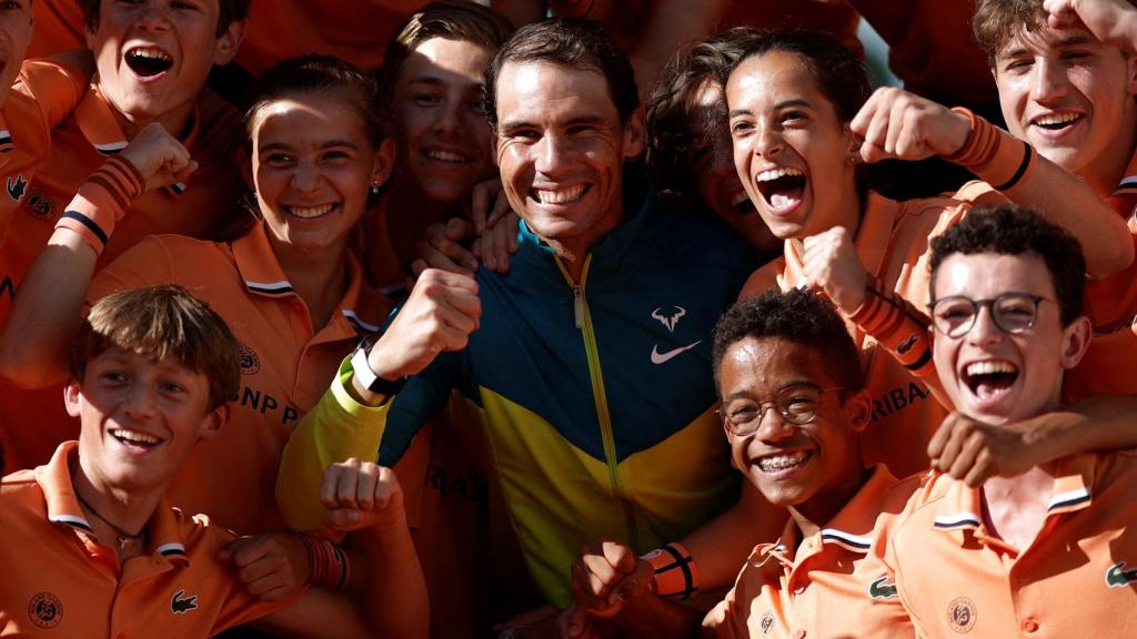 Nadal, con los recogepelotas tras la final de Roland Garros.