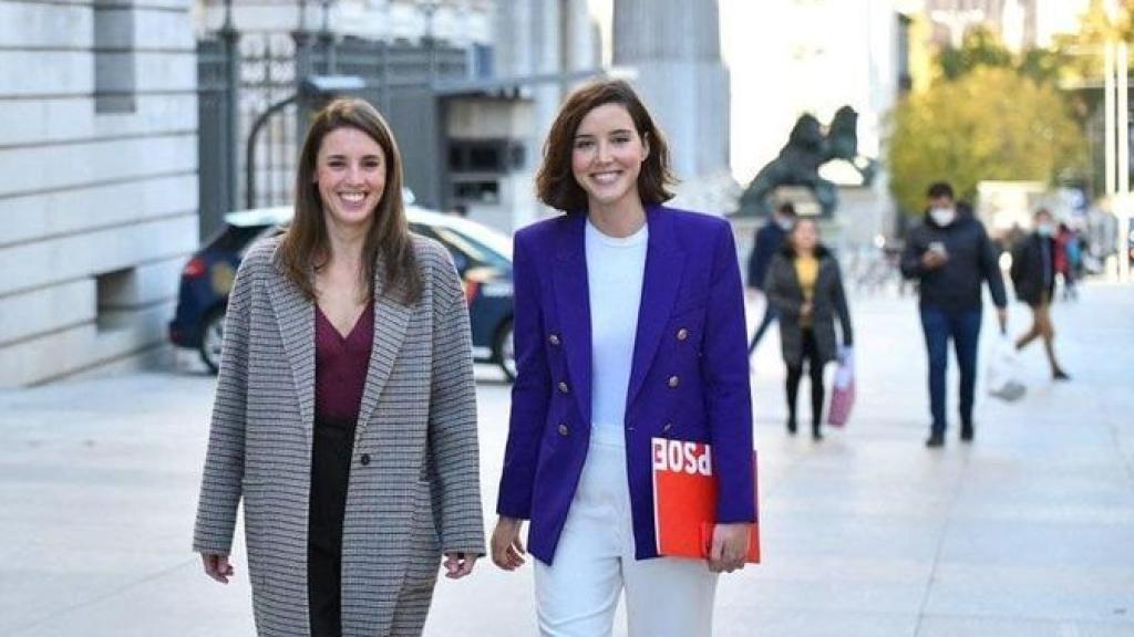 La ministra de Igualdad, Irene Montero, camina hacia el Congreso junto a Andrea Fernández, secretaria de Igualdad del PSOE.