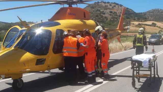 El equipo sanitario montando en el helicóptero a uno de los heridos.