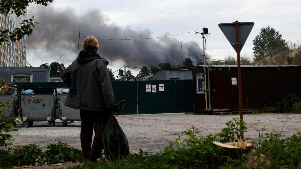 Un hombre mira el humo posterior a las explosiones escuchadas en Kiev este domingo 5 de junio