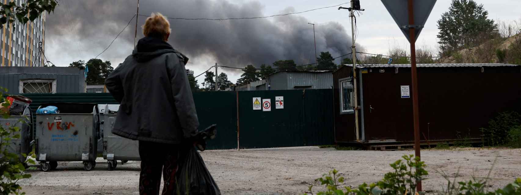 Un hombre mira el humo posterior a las explosiones escuchadas en Kiev este domingo 5 de junio