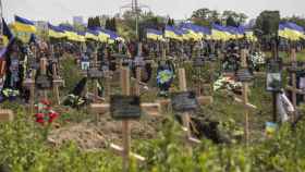 Vista de cruces en el sector de soldados ucranianos fallecidos en la guerra con Rusia, en el cementerio de Dnipro (Ucrania).