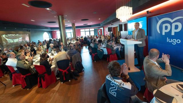 El presidente del PPdeG, Alfonso Rueda, interviene en una comida con la militancia en Lugo.