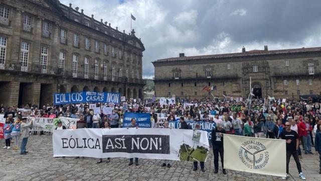 Manifestación convocada por la plataforma ‘Eólica si, pero non así’, en la Praza do Obradoiro.