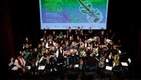 Foto final de los participantes en el concierto de la Orquesta de la Música del Reciclaje.