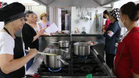 Imagen de la formación de cocineros en el CEIP Vicente Otero Valcárcel de Carral.