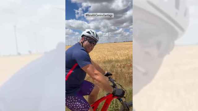 Ronaldo Nazario pedaleando camino a Santiago de Compostela.