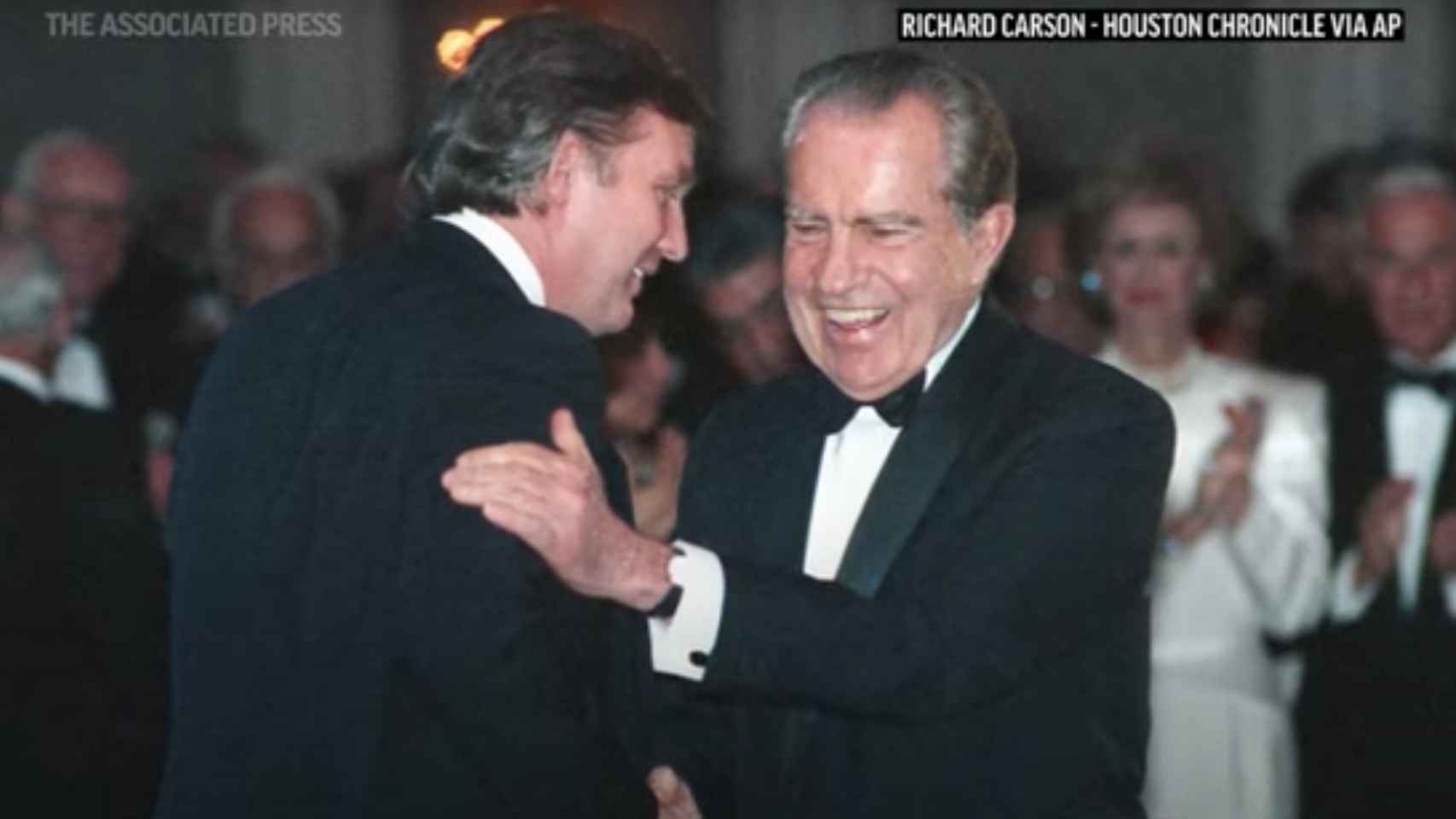 Donald Trump y Richard Nixon se saludan en una gala en Houston en 1989.